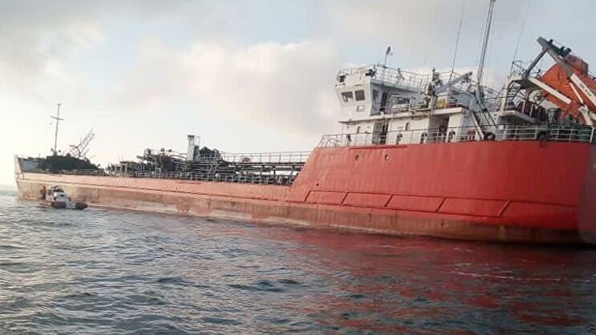 Взрыв танкера в Азовском море: три члена экипажа пропали