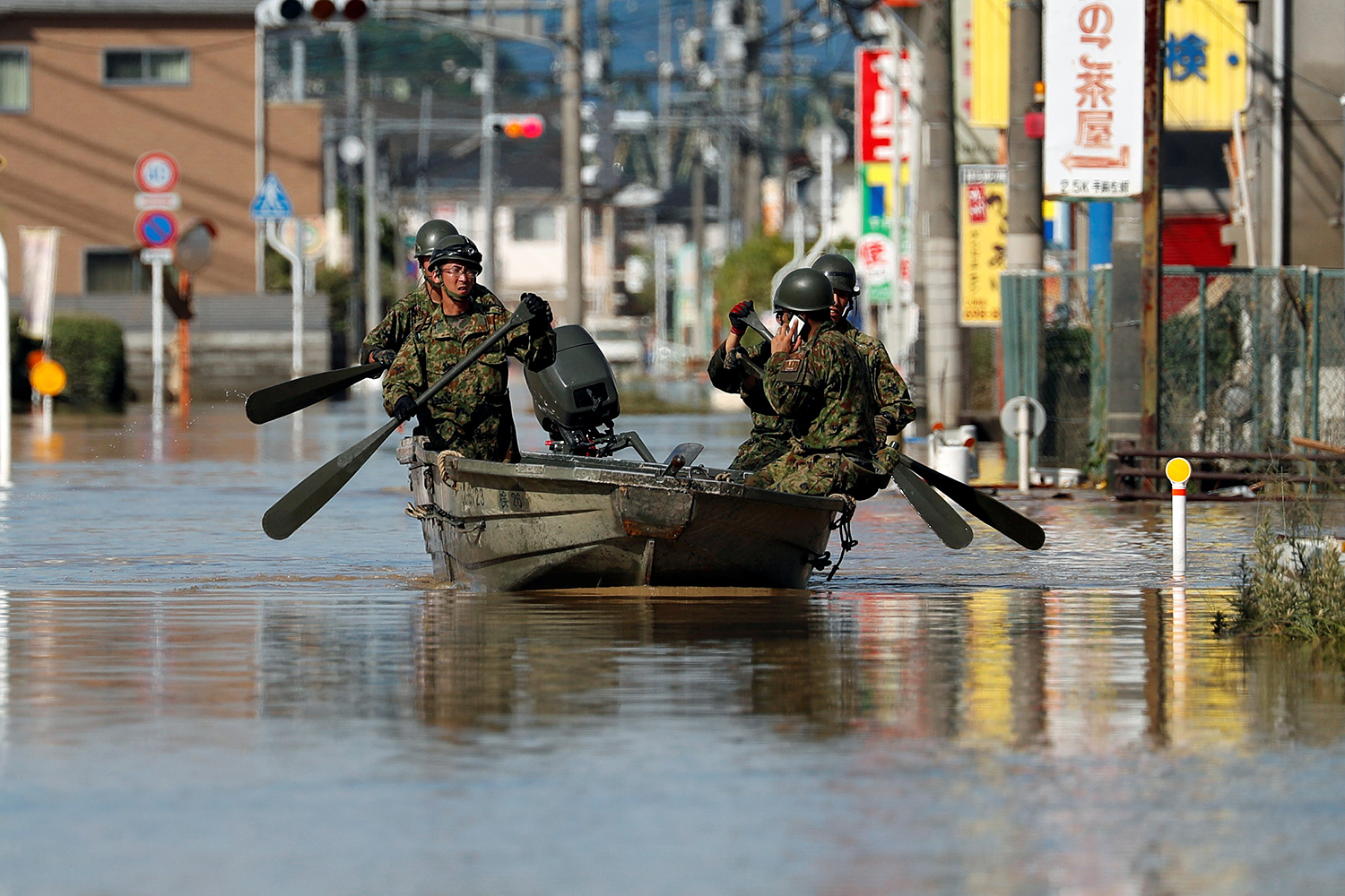 Число жертв ливневых дождей на юго-западе Японии превысило 30