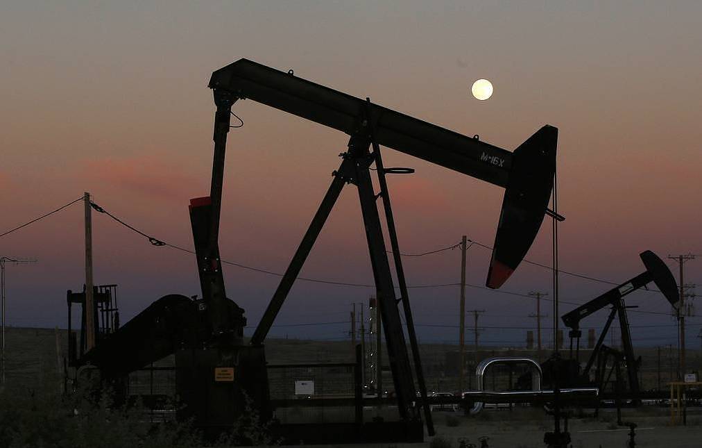 Страны ОПЕК+ договорились сократить добычу нефти на 9,7 млн баррелей в сутки
