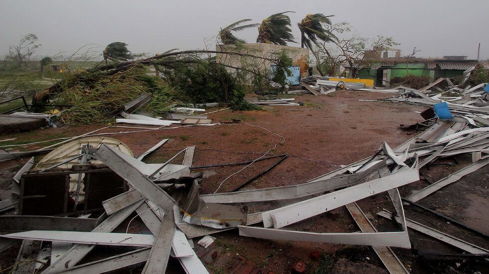 Жертвами урагана в Индии стали более 30 человек