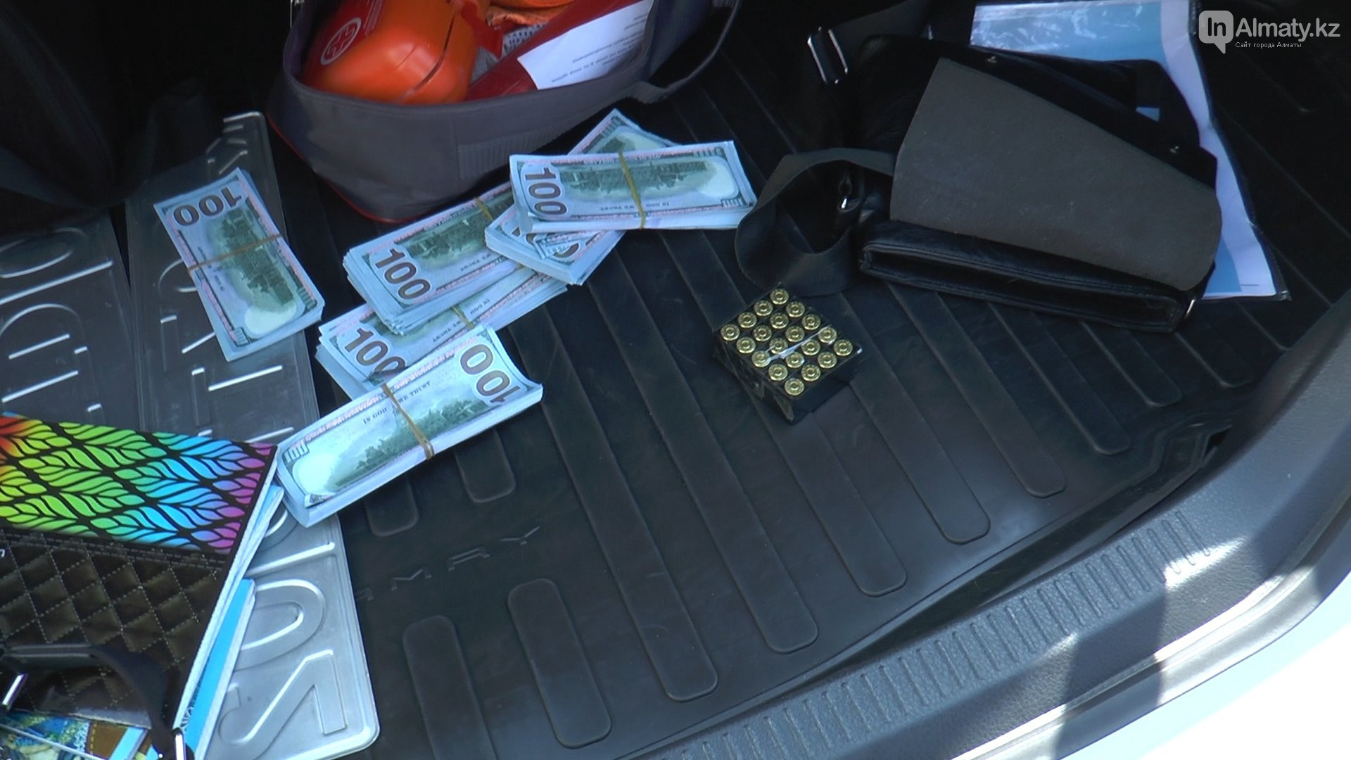 В Алматы задержали водителя с долларами и оружием в багажнике   