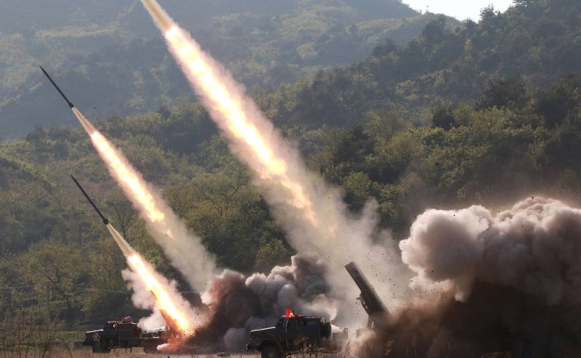 СМИ КНДР опубликовали фотографии вчерашних учений с запуском ракет