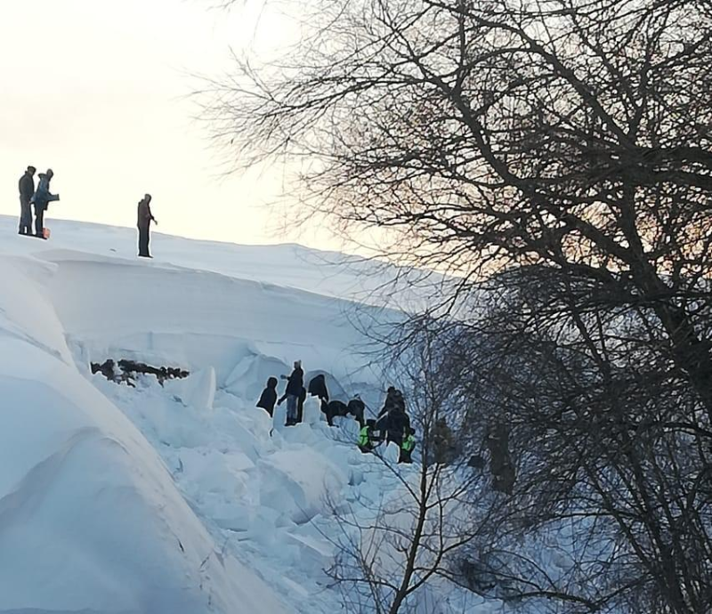 В ВКО детей завалило снежной массой, один ребенок погиб 