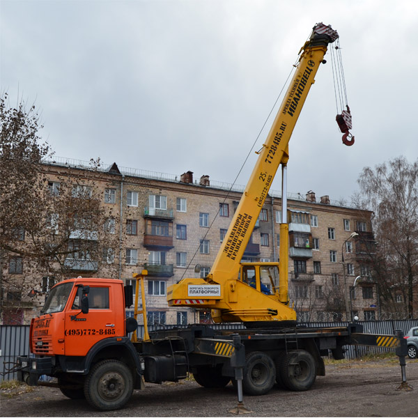 Автокран упал в Нур-Султане