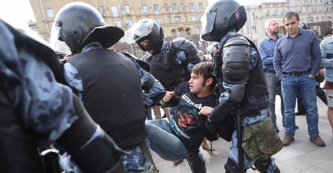 За участие в несанкционированной акции в центре Москвы задержаны 136 человек