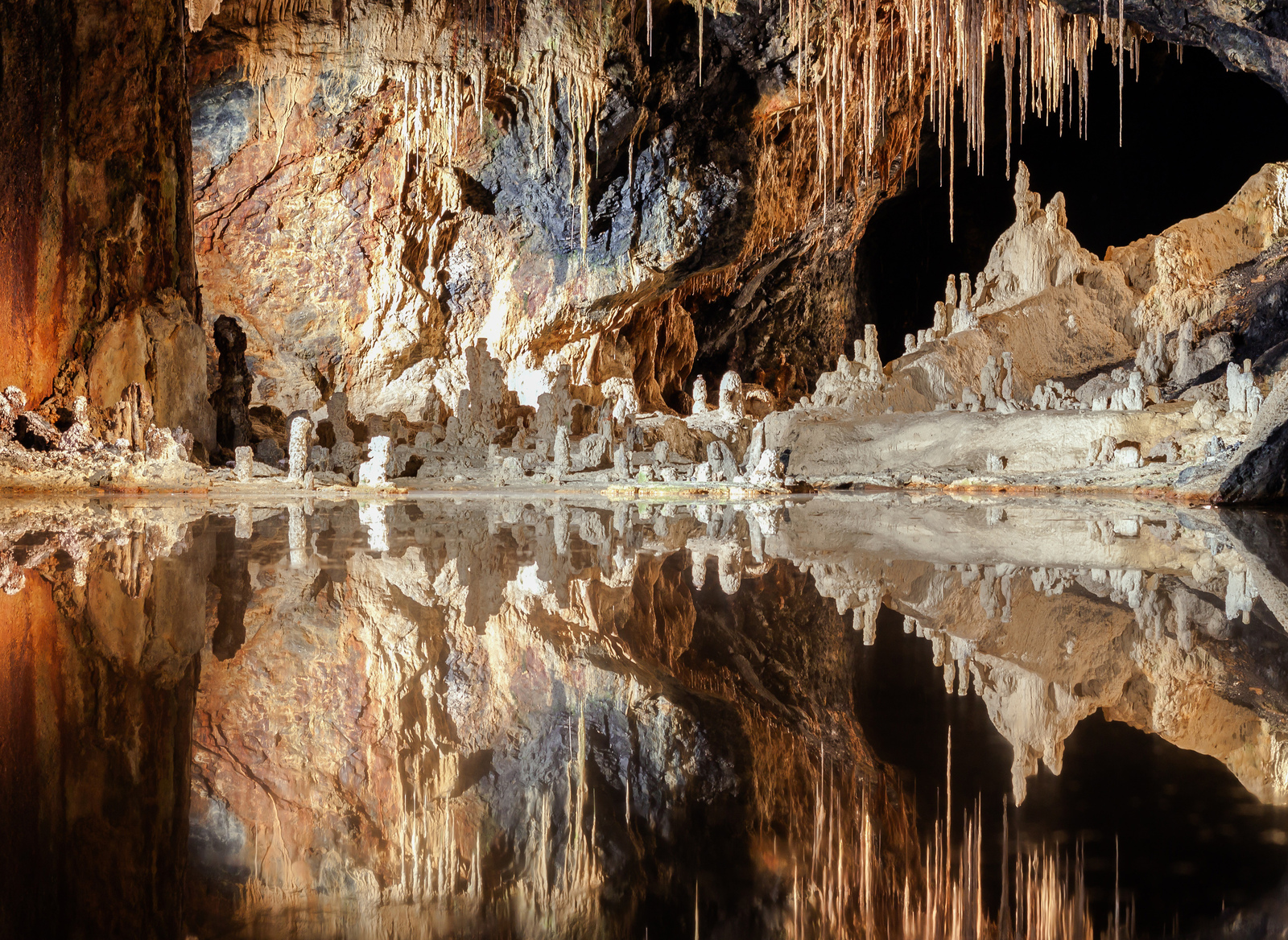 Спелеологи нашли в Германии гигантскую пещеру, которой миллионы лет