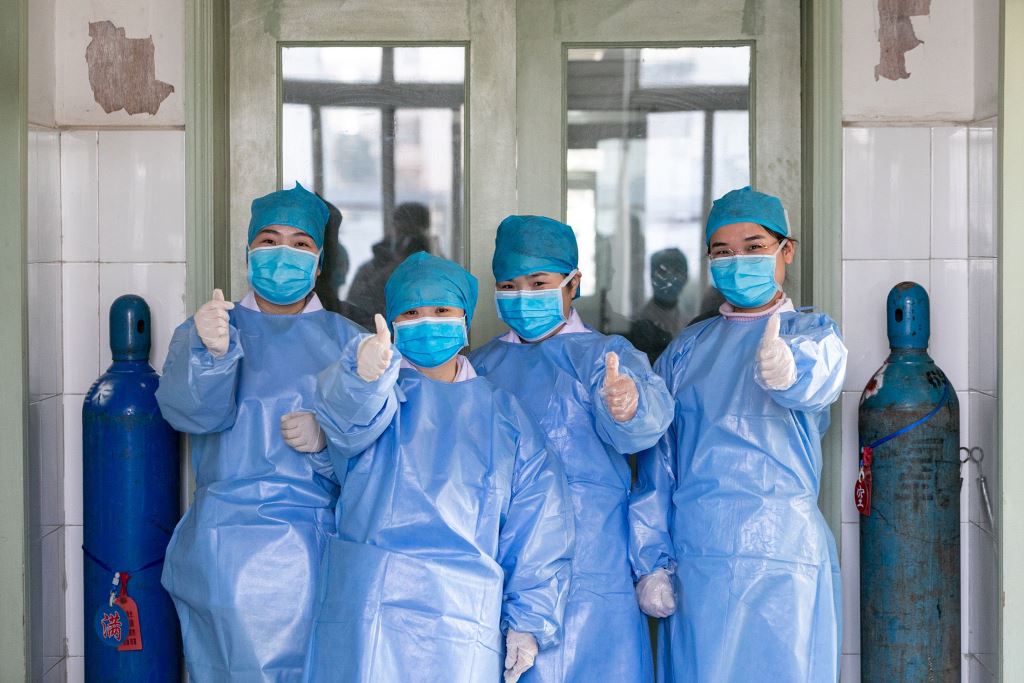 В клиниках Пекина ввели дополнительные меры помощи из-за новой вспышки КВИ