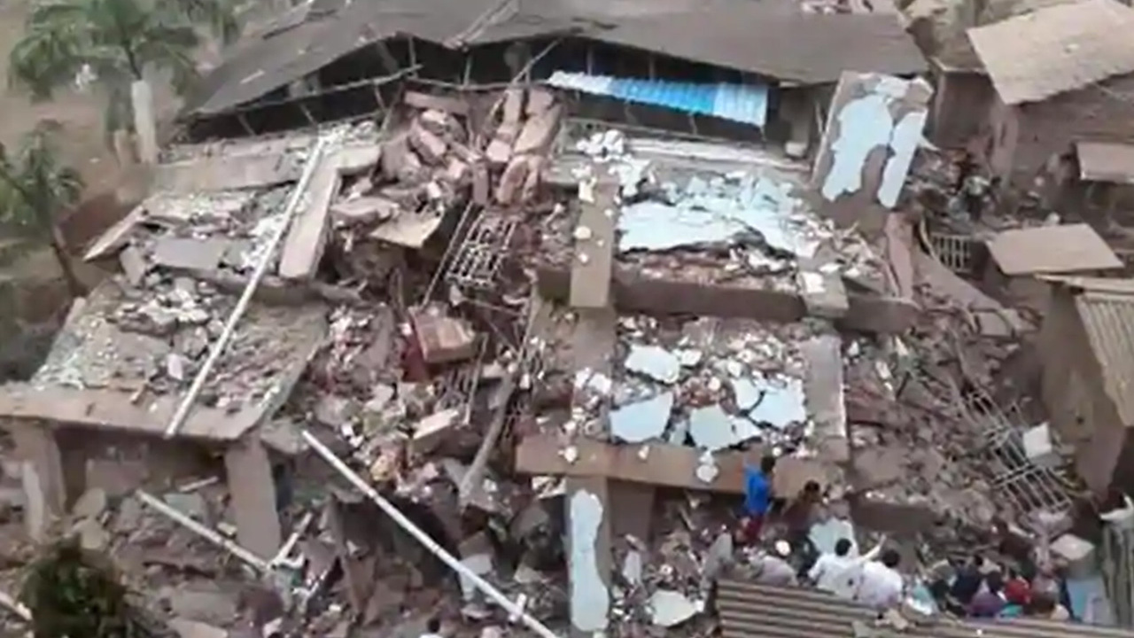 В Индии обрушился жилой дом, под завалами остаются люди