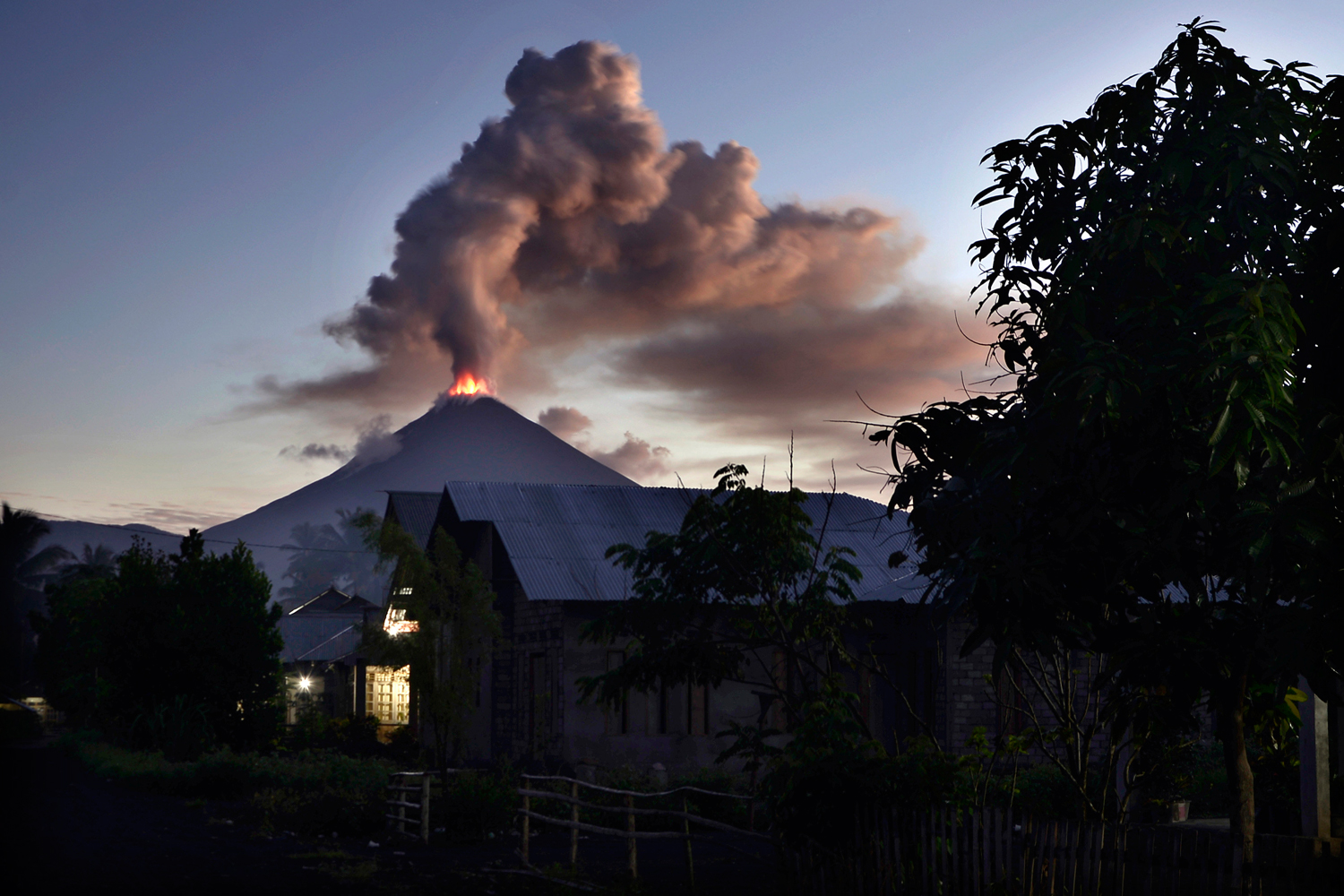 На индонезийском острове Сулавеси после землетрясения и цунами началось извержение вулкана