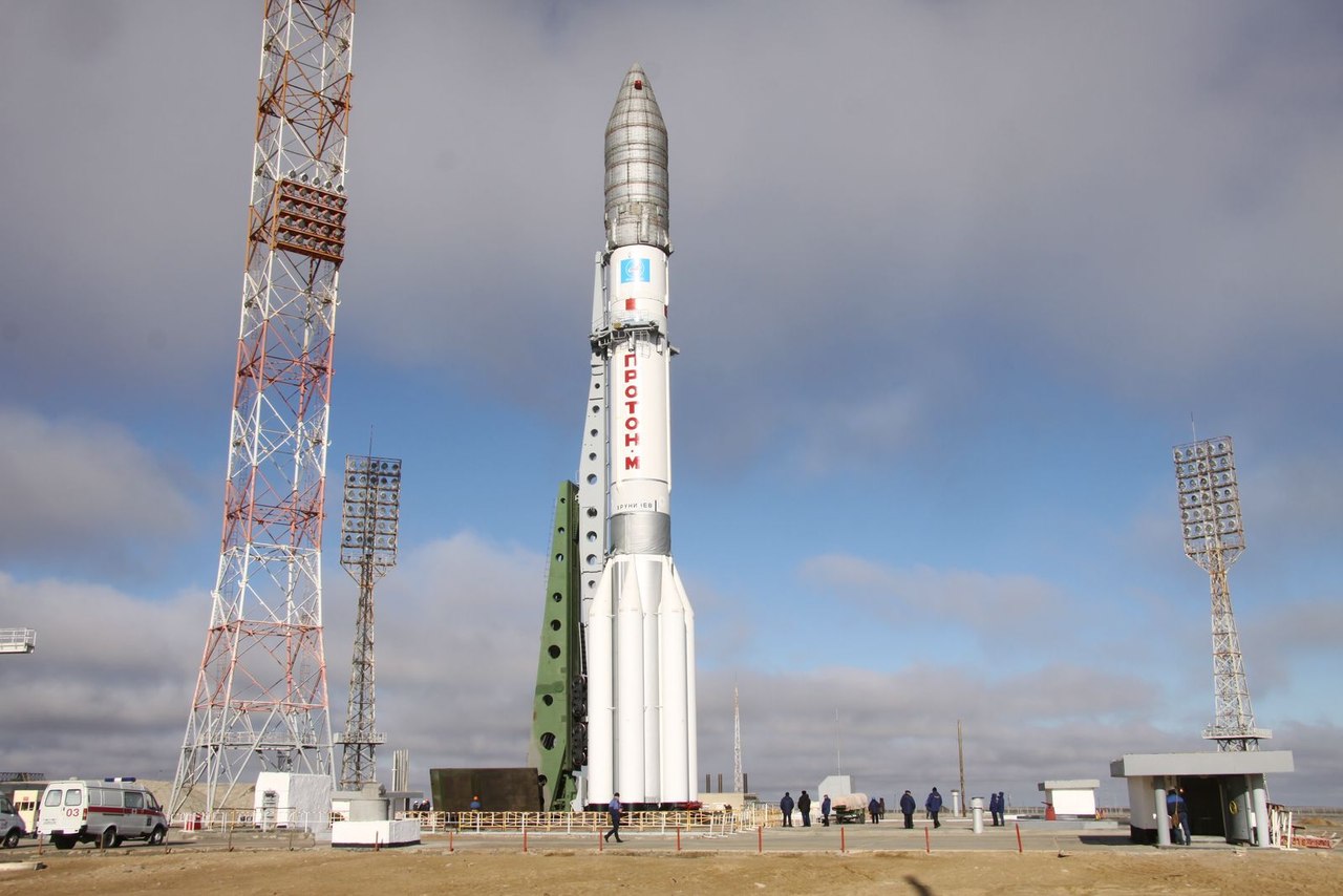 Ракета-носитель с российскими телекоммуникационными спутниками установлена на стартовый комплекс на Байконуре