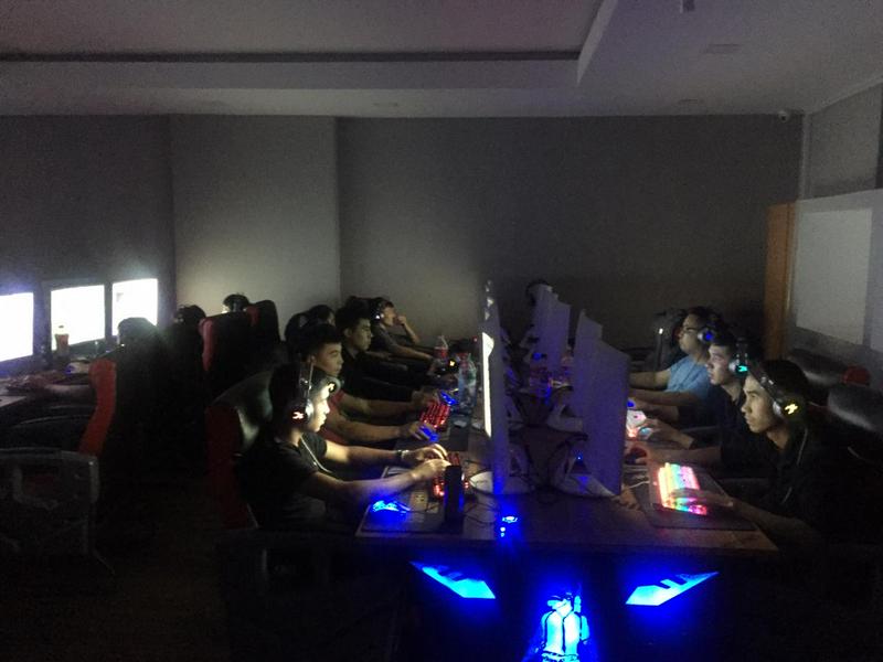 Компьютерный клуб с более чем 40 посетителями работал ночью в Нур-Султане