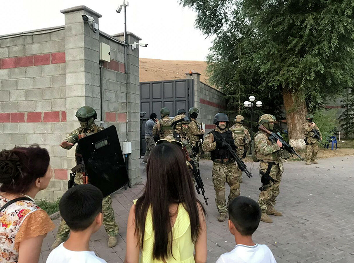 Киргизский спецназ пытается остановить толпу у резиденции Атамбаева
