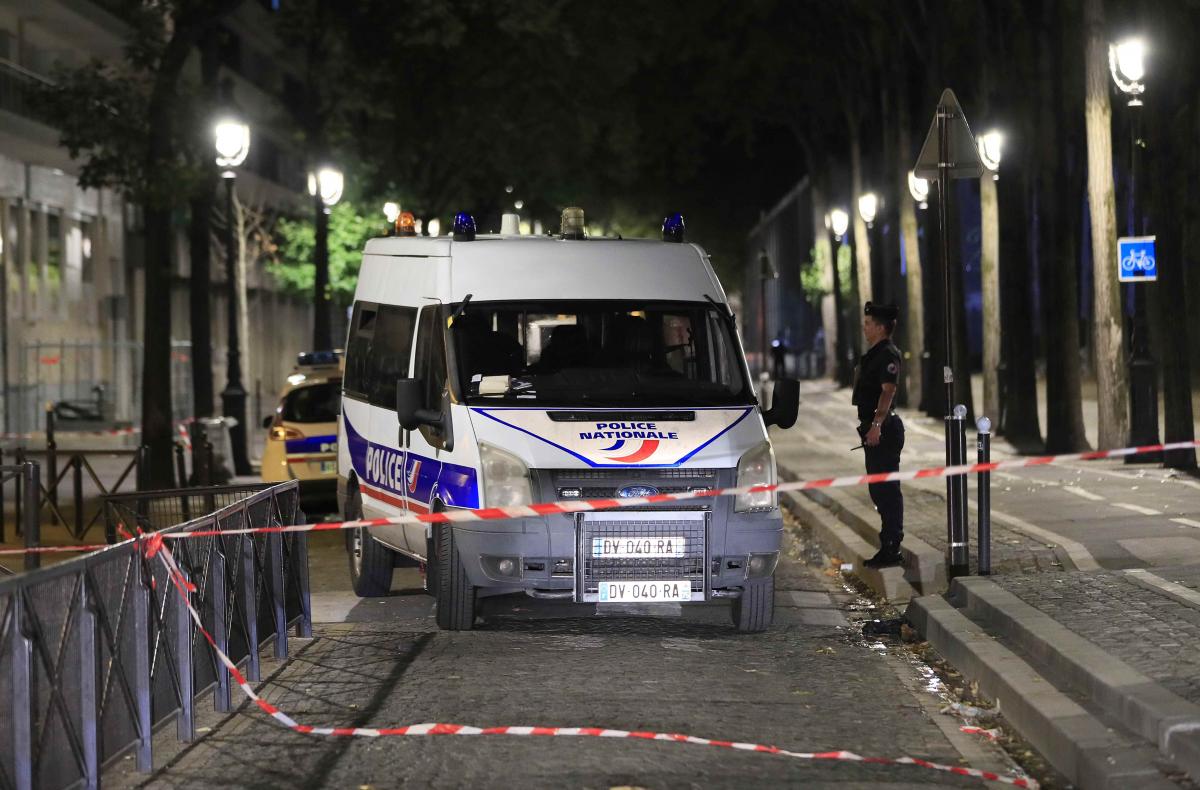 В результате нападения на прохожих в Париже пострадали семь человек