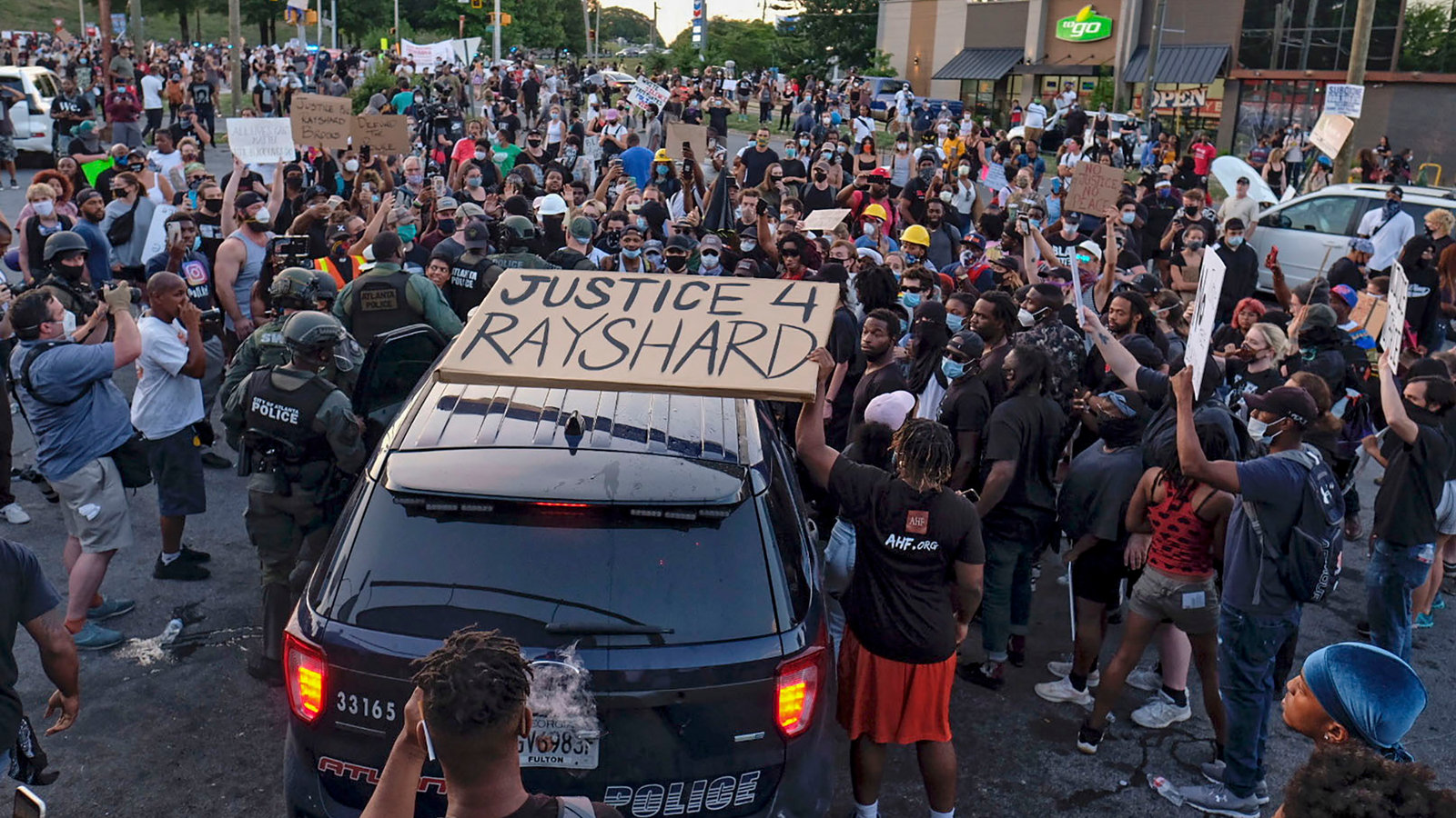 В Атланте прошли протесты из-за смерти афроамериканца, раненого при аресте