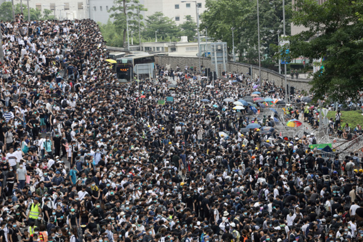 Ситуация в Гонконге приходит в норму после воскресных протестных акций и беспорядков