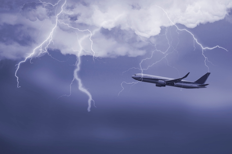 В самолет с возвращавшимися из Болгарии российскими туристами попала молния
