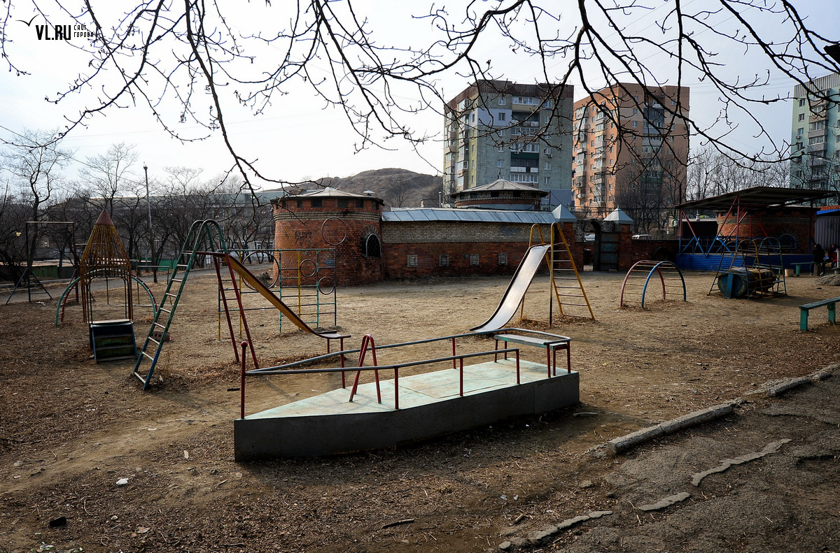 Детские площадки Байконура не отвечают требованиям, считает прокуратура