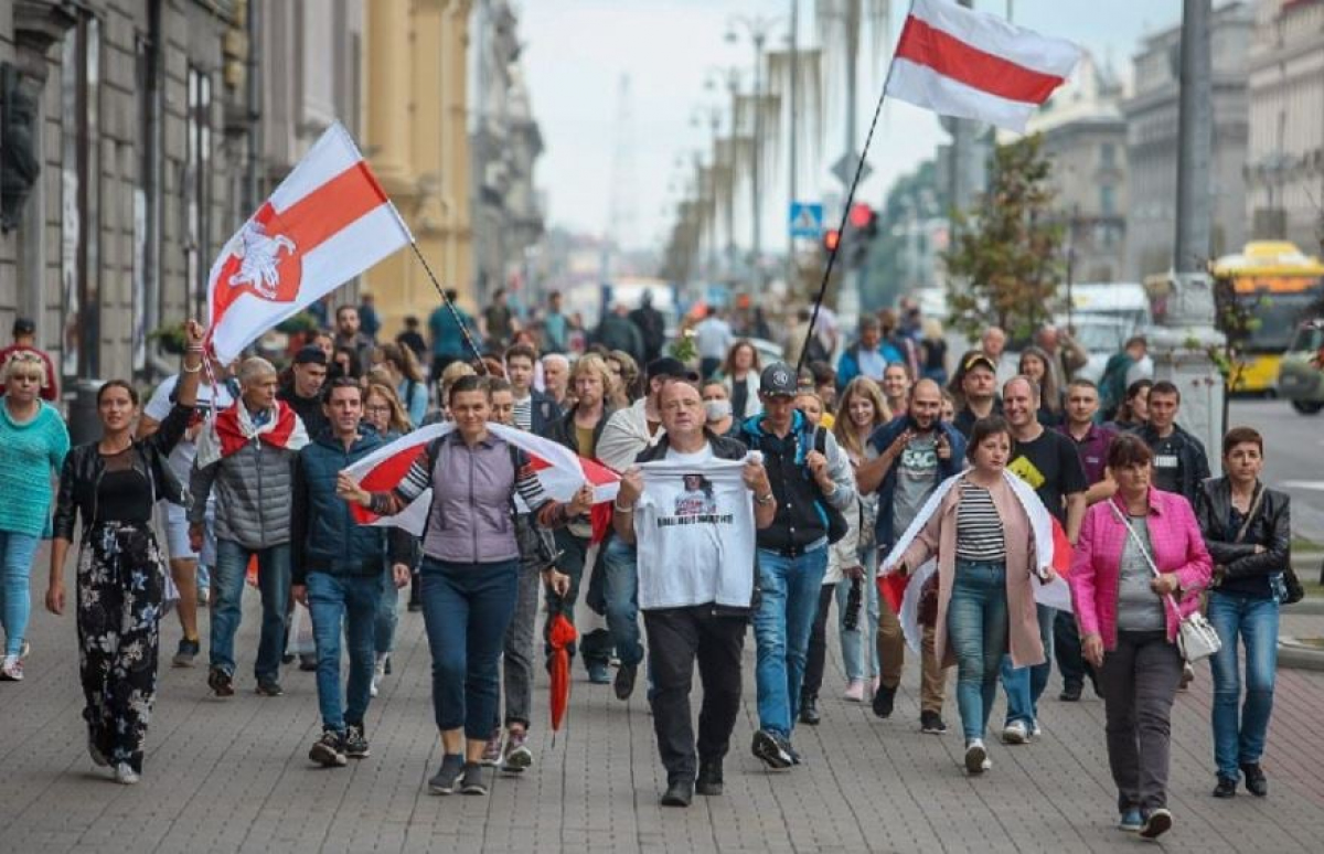 Протестующие вышли на проезжую часть в центре Минска