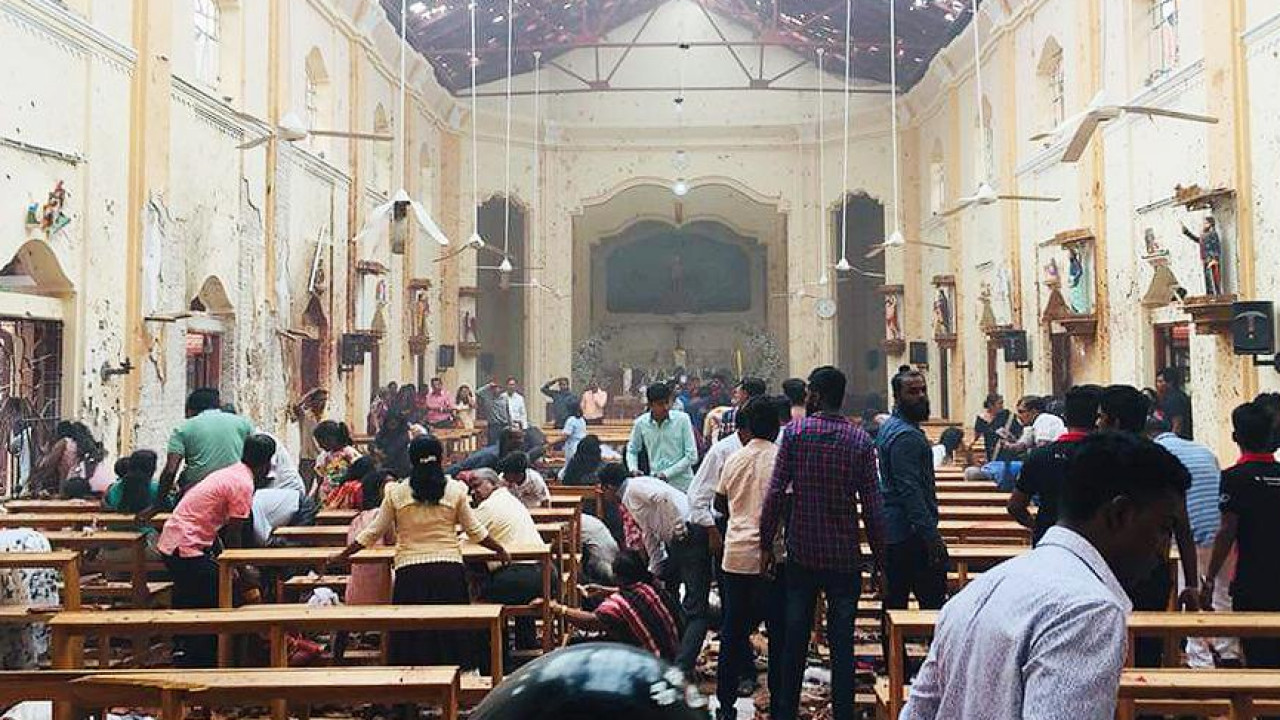 Свыше 150 человек погибли при взрывах на Шри-Ланке