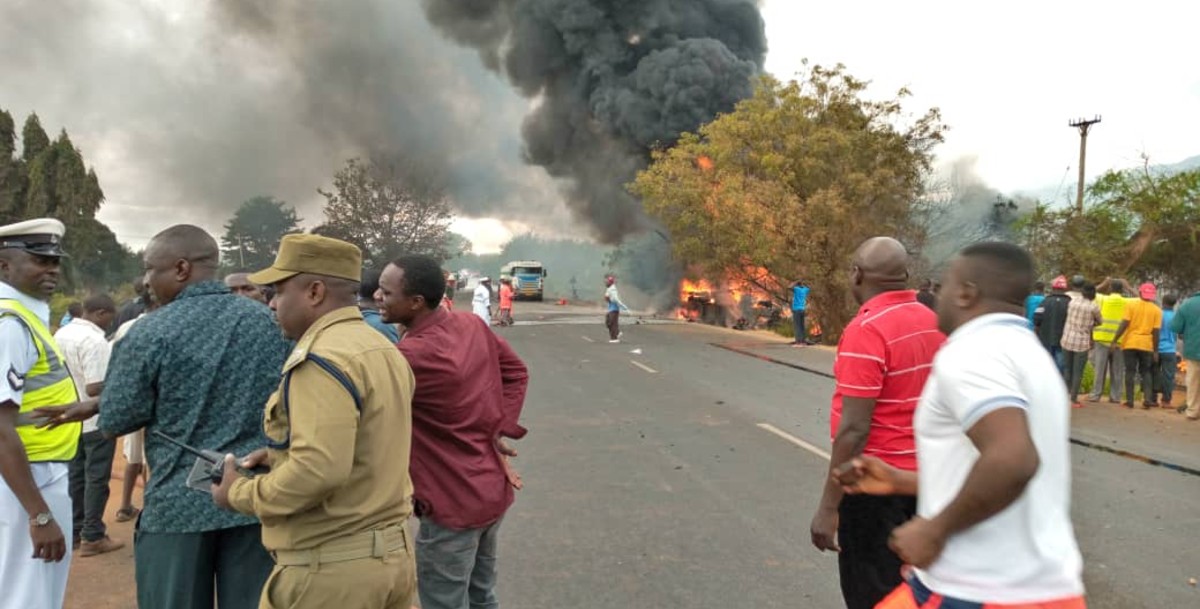 При взрыве бензовоза в Уганде погибли не менее 10 человек