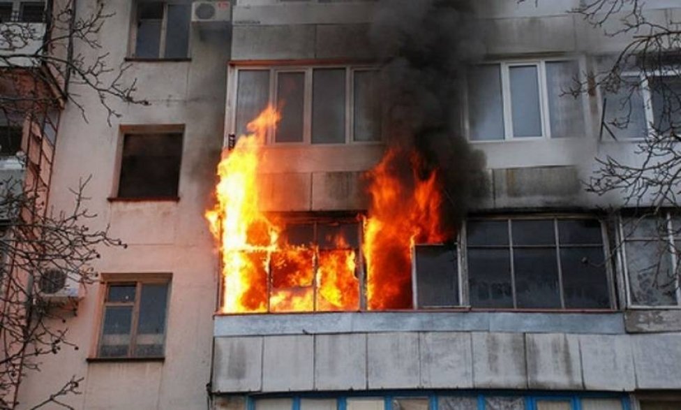 Загоревшиеся на балконе вещи привели к пожару в многоэтажке в центре Алматы