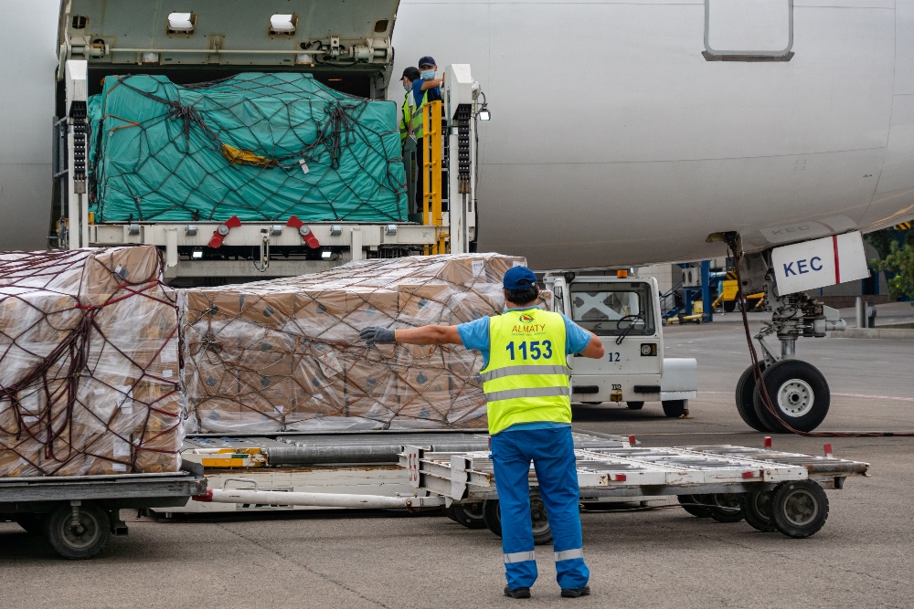 27 тонн лекарств доставили в Алматы самолетом из Индии