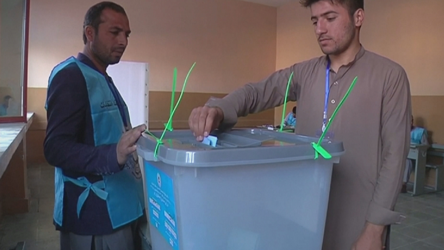 Выборы в Афганистане: работу избирательных участков продлили на два часа