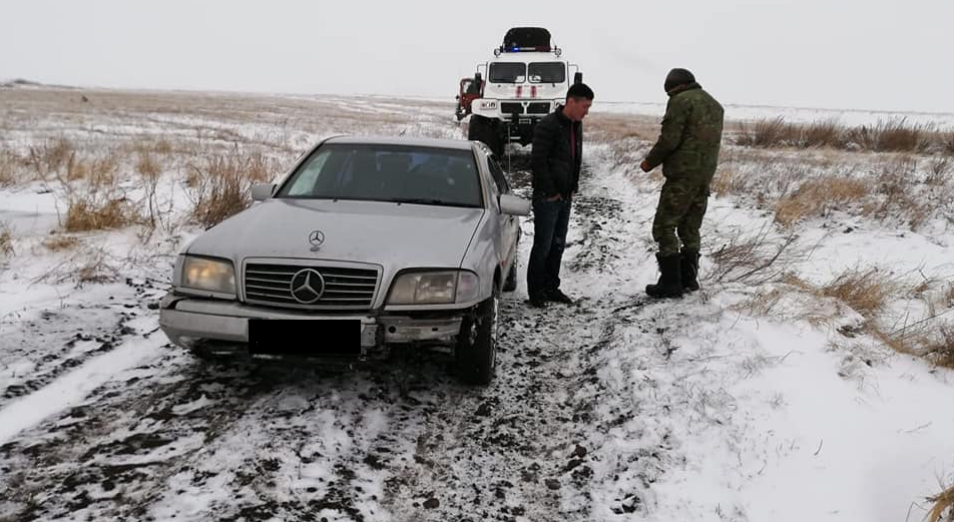 Сотрудники УЧС Темиртау спасли в степи водителя