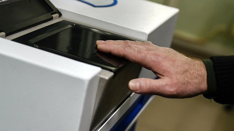 У иностранцев предложили брать отпечатки пальцев до приезда в Россию  