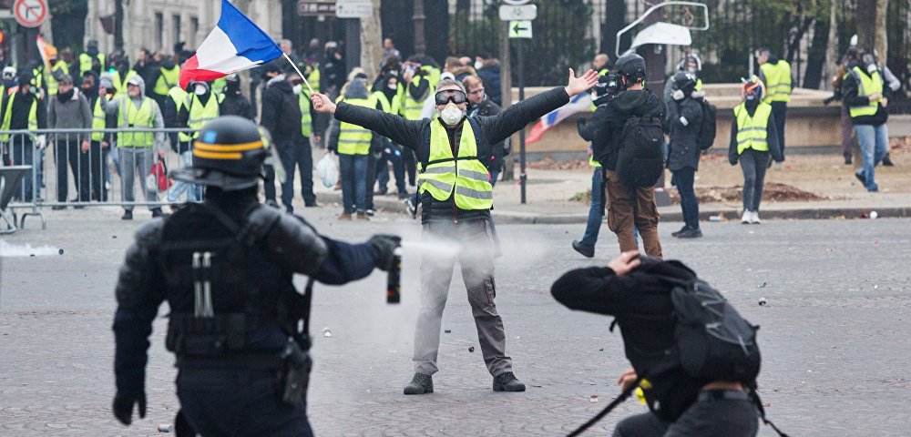 Около 28 тысяч "желтых жилетов" участвовали в акции протеста во Франции