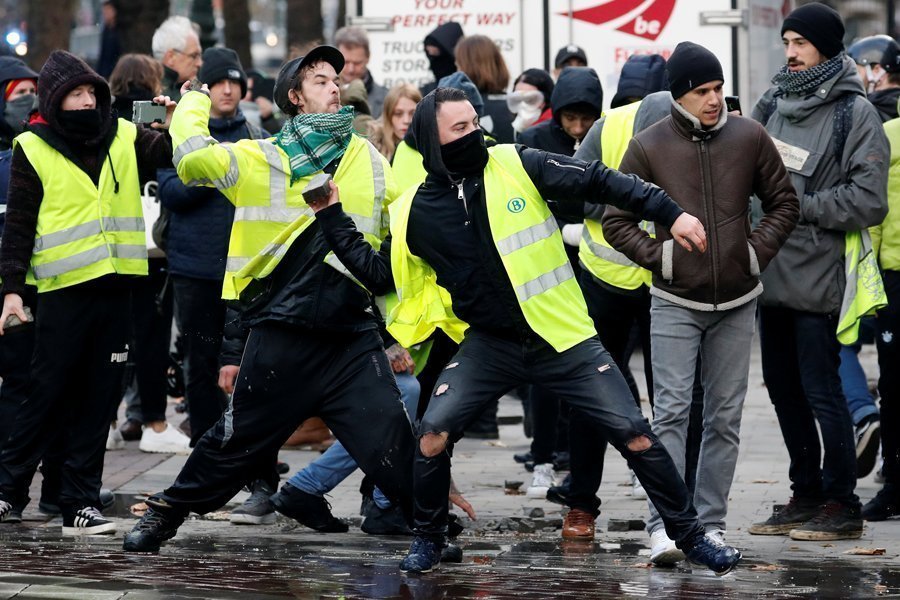 В Брюсселе полиция применила водомёты против "жёлтых жилетов"