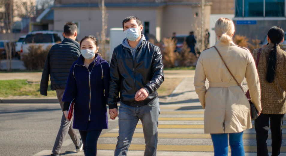 В Алматы 37% заражений коронавирусом приходятся на общественные места 