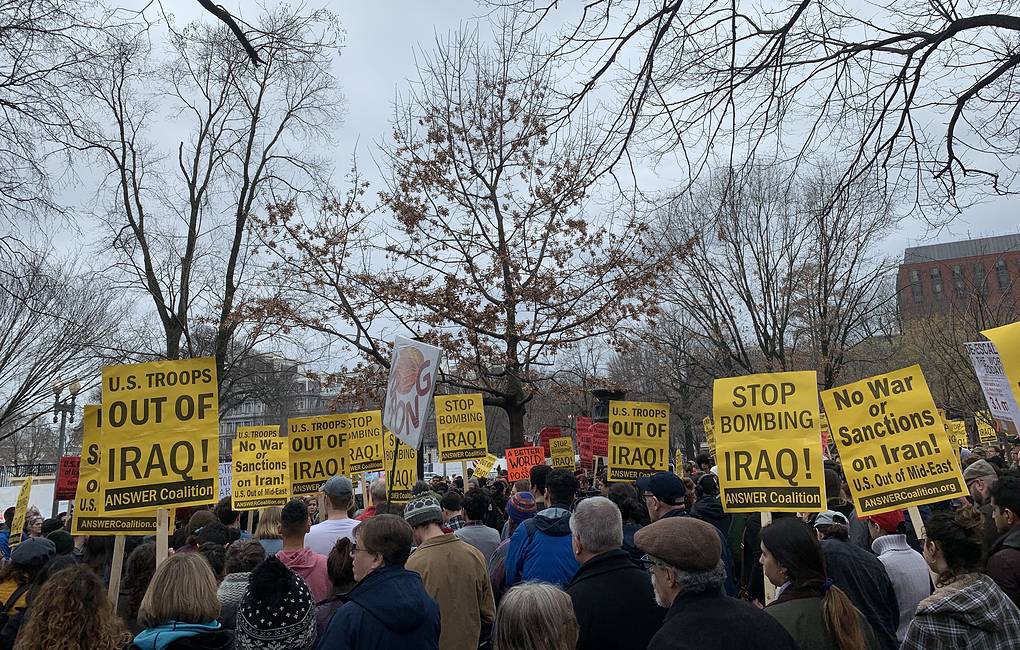 Несколько сотен человек приняли участие в демонстрации у Белого дома против войны с Ираном