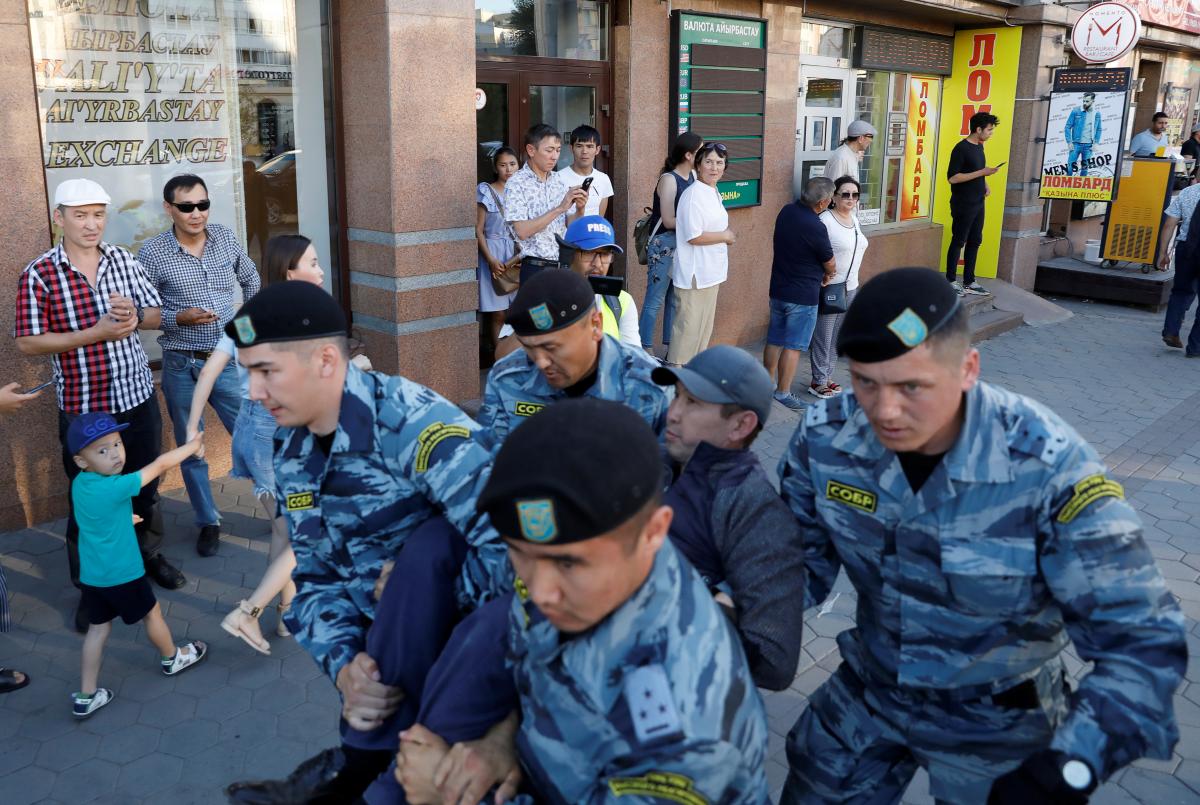 В Нур-Султане и Алматы задержали несколько десятков человек, направлявшихся на несанкционированные митинги