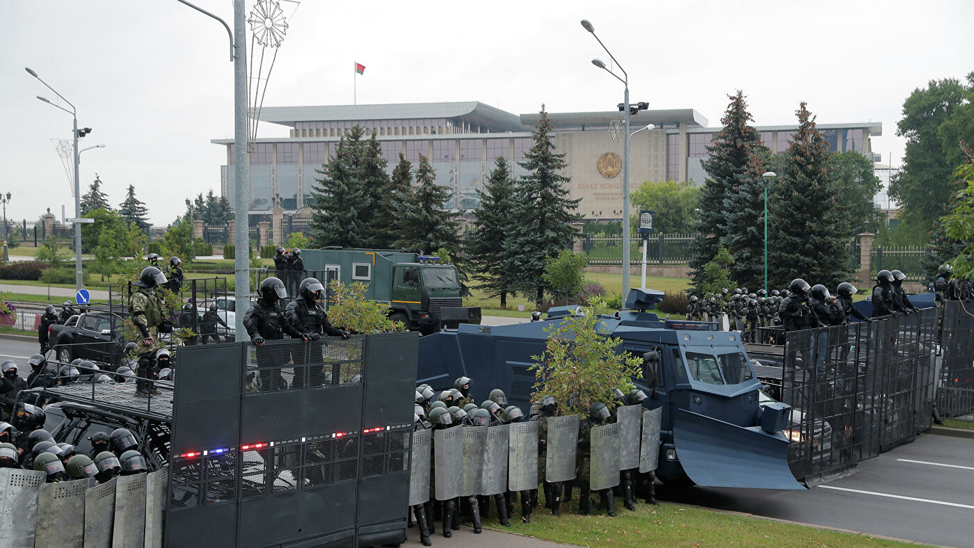 В центр Минска перед акцией протеста оппозиции стянуты спецтехника и силовики