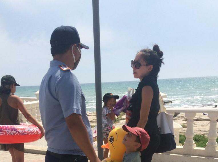 Полиция контролирует купание на пляже во время карантина в Мангистау 