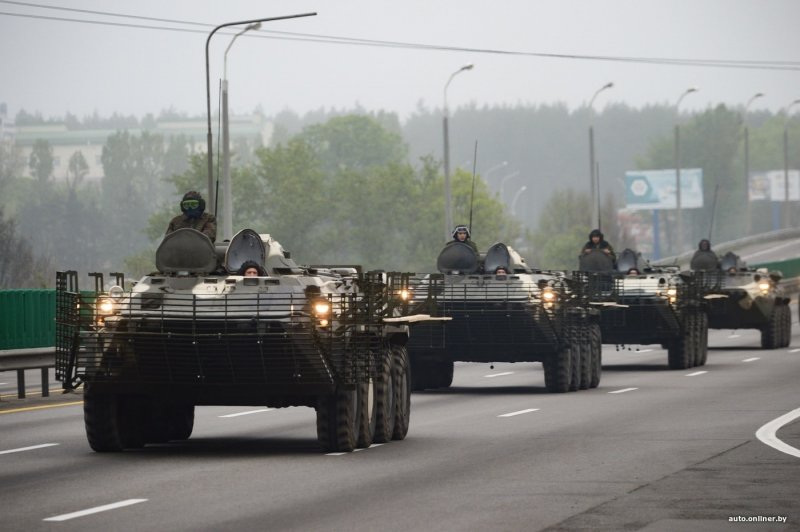 Военная техника выдвигается в центр Минска