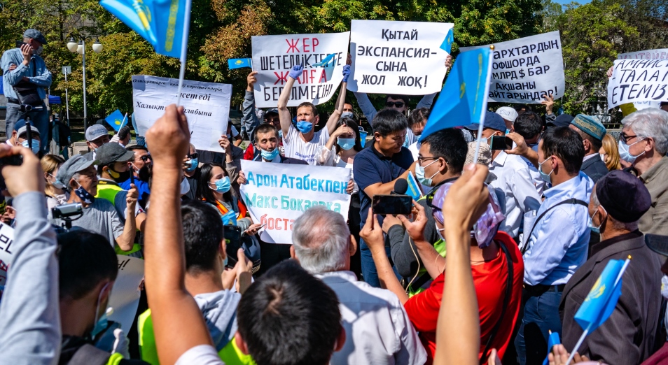 Несоблюдение дистанции и отклонение от темы: как в Алматы прошел митинг 