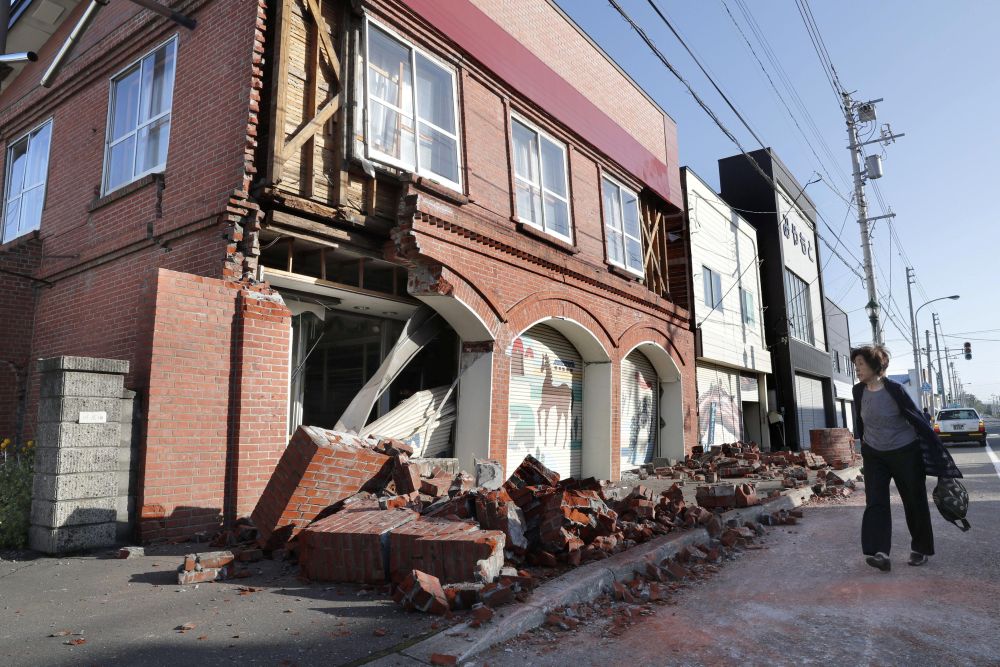 В результате землетрясения на японском Хоккайдо погибли два человека