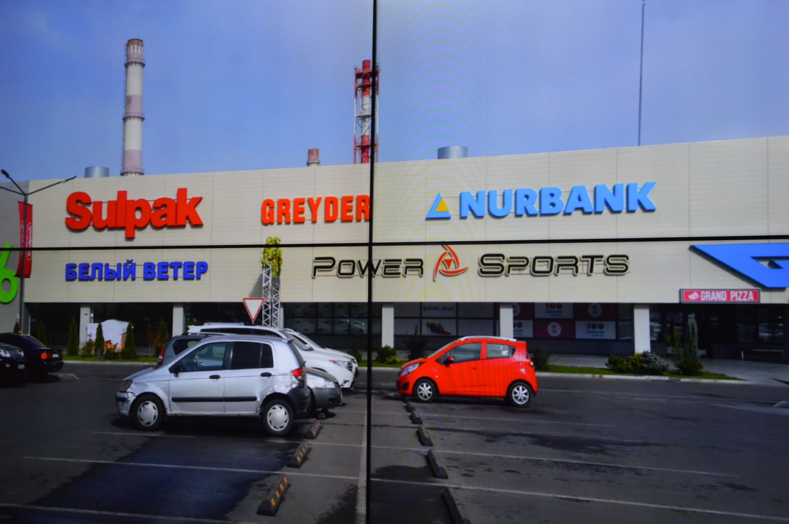 ТРЦ в Алматы неправомерно обязывают демонтировать вывески на фасадах 