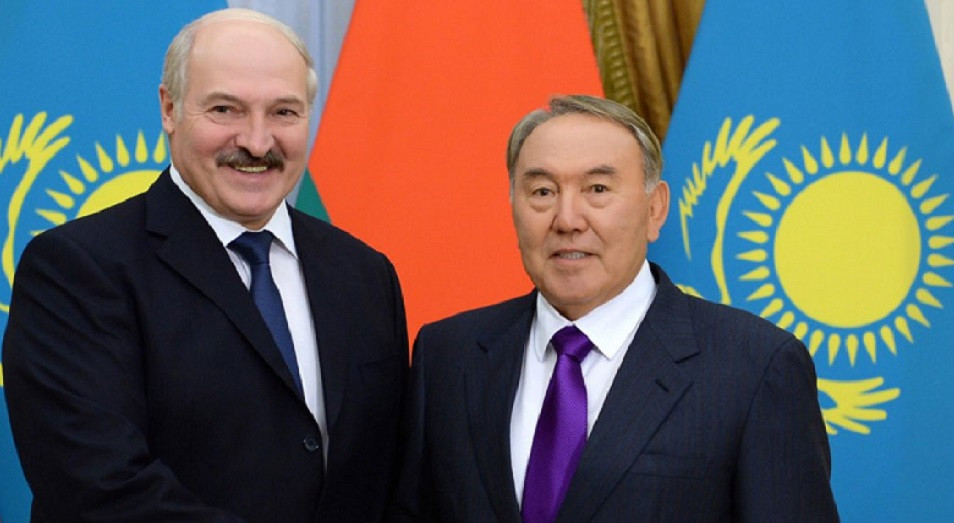 Назарбаев и Лукашенко обменялись мнениями по развитию ЕАЭС
