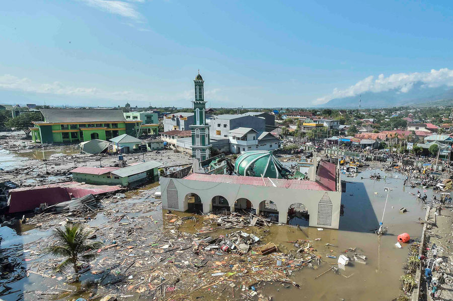 Число жертв цунами в Индонезии может достичь нескольких тысяч - СМИ 