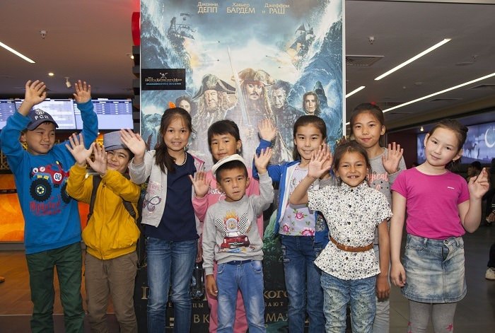 Тимур Бекмамбетов и фонд "Асыл Бала" подарят билеты в кино детям-сиротам