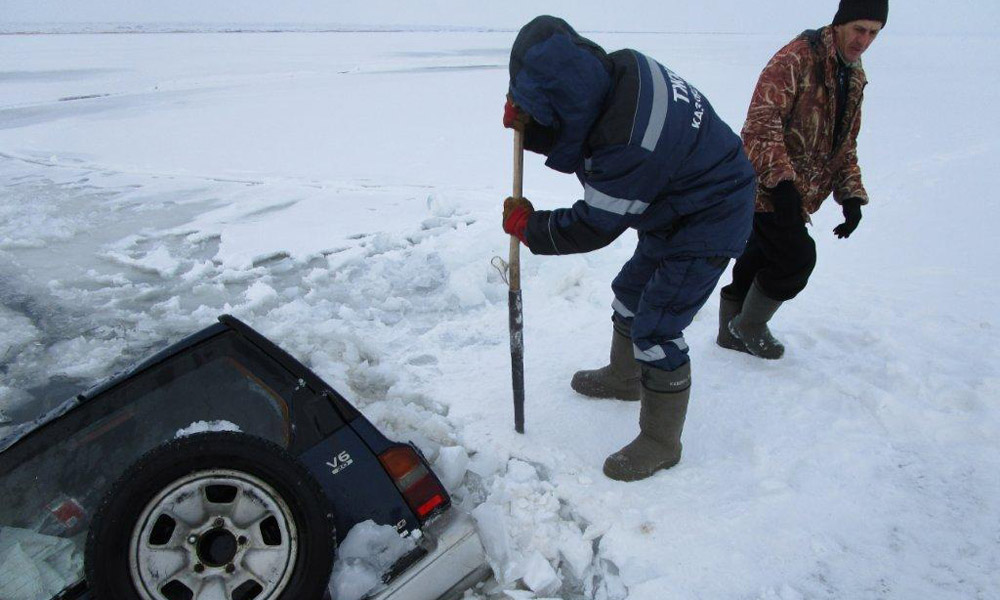 В Восточном Казахстане под лед провалилась машина с рыбаками