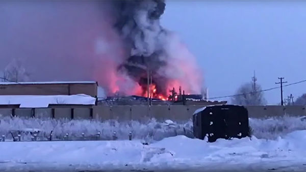 Под Оренбургом горит завод промышленного цинкования