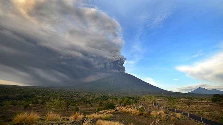 На Бали повышен уровень опасности из-за извержения вулкана