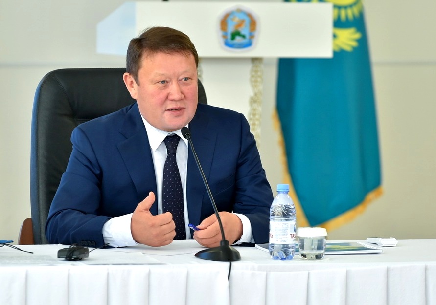 Аксакалов пригрозил предприятиям СКО штрафами за низкие зарплаты сотрудникам