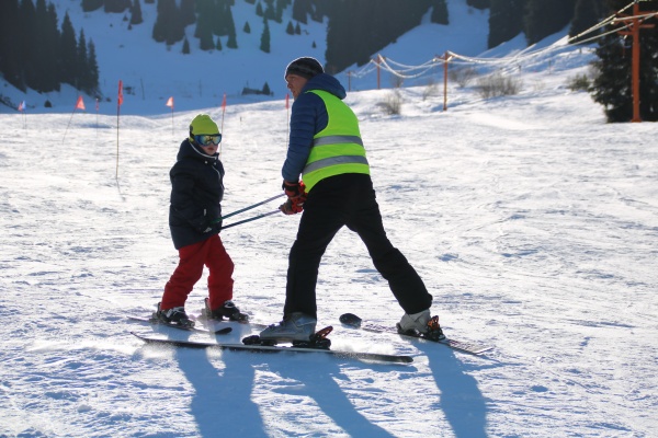 На Шымбулаке для школьников организуют уроки по горнолыжному спорту