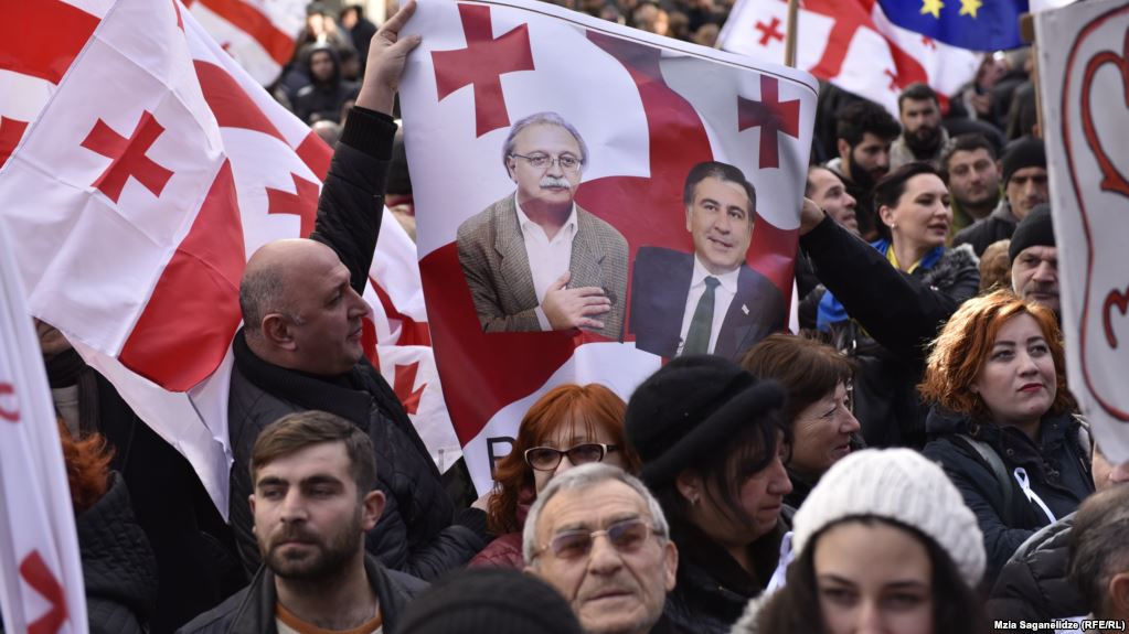 В Грузии оппозиция, не согласная с итогами президентских выборов, проводит акции протеста 