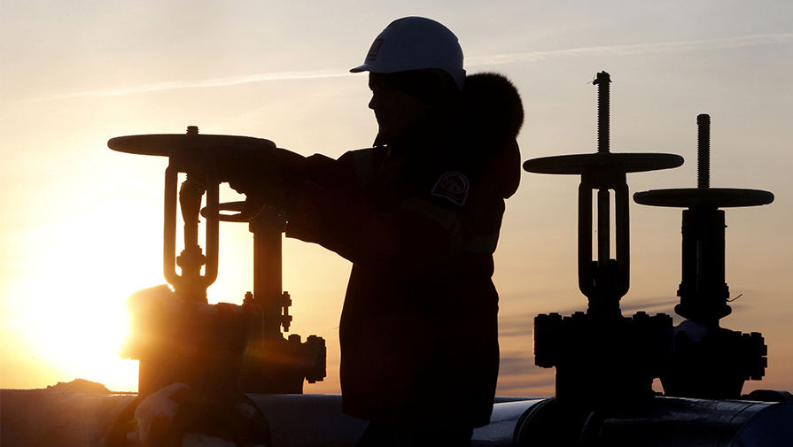 Нефть продолжает дешеветь: цена на Brent упала ниже $54 за баррель